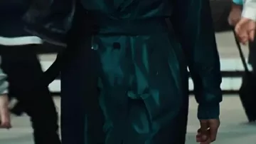 Trench Blue Coat porté par Anna Andrews (Tessa Thompson) dans HIS & HERS