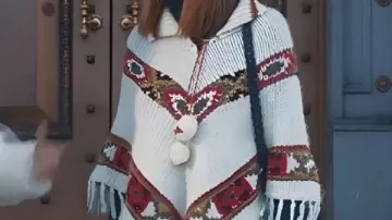 Top poncho de punto que lleva Evelyn (Allison Janney) en Palm Royale