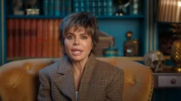 Giuliva Heritage Ginestra Americana de lana de tweed con pata de gallo llevada por Lisa Rinna tal como se ve en Los traidores (S04E01)