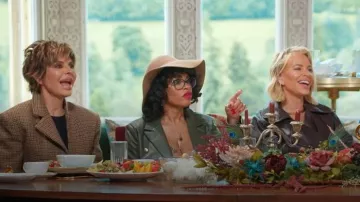 La americana vegana de cuero Sparkling Spur que lleva Tiffany Mitchell, vista en The Traitors (S04E02)