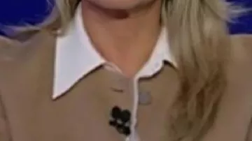 Veste Camel courte portée par Dana Perino dans BEST BOOKS IN 2025 : Martha MacCallum et Dana Perino révèlent leurs incontournables