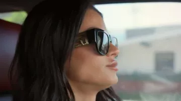 Monture noire des lunettes de soleil Versace, verres gris foncé porté par Golnesa Gharachedaghi, comme vu dans The Valley : Persian Style (S01E01)