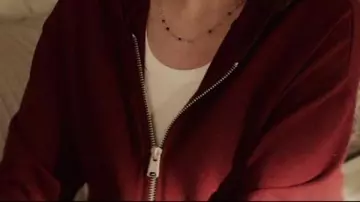 Sudadera roja que lleva (Neve Campbell) en Scream: La serie de televisión