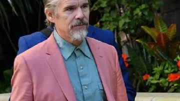 Ethan Hawke LA Pink Suit à Pedro Pascal CHAOTIQUE avec Taika #themandalorian #starwars #tlou #pedropascal #daddy #shorts