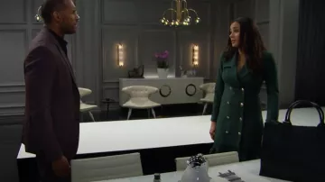 Vestido de americana cruzada Karl Lagerfeld en pino usado por Daphne Rose (Murielle Hilaire) como se ve en The Bold and the Beautiful el 10 de enero de 2026