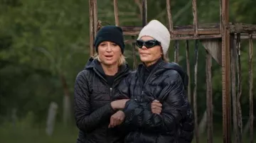 Balenciaga Hampton Cat Sunglasses worn by Lisa Rinna as seen in The Traitors (S04E03)