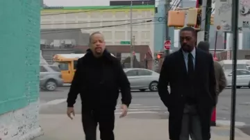 Manteau en laine cachemire Hugo Boss porté par Theo Walker (David Ajala) tel que vu dans Law & Order : Unité des victimes spéciales (S27E09)
