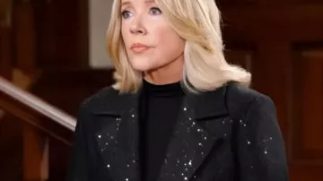 El Joven y el Inquieto Abrigo de Lentejuelas Negras 2026 llevado por (Nikki Newman) como se ve en El Joven y el Inquieto