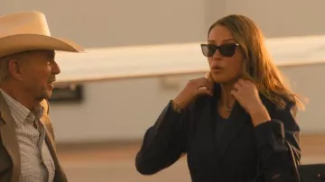 Lunettes de soleil rectangulaires Swarovski Sk6004 portées par Rebecca Falcone (Kayla Wallace) dans l'épisode Landman (S02E09).