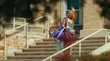 Sac de sport rond TCU Horned Frogs porté par Ainsley Norris (Michelle Randolph) dans l'épisode Landman (S02E09).