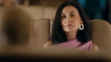 Boucles d’oreilles David Webb en diamant en brindilles portées par Cami Miller (Demi Moore) telles que vues dans Landman (S02E09)
