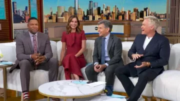 Vestido de corbata Scanlan Theodore Crepe Knit Cravat usado por Rebecca Jarvis, visto en Good Morning America el 9 de enero de 2026
