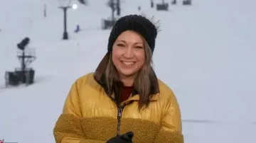 Chaqueta corta brillante de plumas Sosken June llevada por Ginger Zee vista en Good Morning America el 9 de enero de 2026