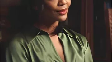 His and Hers S01 Tessa Thompson chemisier en soie verte porté par Anna Andrews (Tessa Thompson) dans HIS & HERS (S01)