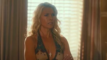 Pendentif Swarovski Insigne Coupes mixtes, croix, blanc, plaqué Rhodium, porté par Angela Norris (Ali Larter) tel que vu dans Landman (S02E09)