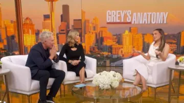 Vestido Midi sin mangas con broche desmontable Amir Taghi Escha Soni llevado por Camilla Luddington, visto en Good Morning America el 9 de enero de 2026