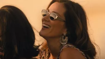 Boucles d’oreilles tombantes Deepa Gurnani Posha portées par Bella (Stefania Spampinato) telles que vues dans Landman (S02E09)