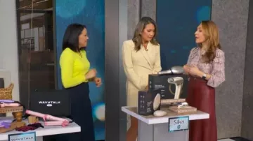 Falda sintética de cuero Sweet Baby Jamie Ruby llevada por Lori Bergamoto tal y como se ve en Good Morning America el 12 de enero de 2026