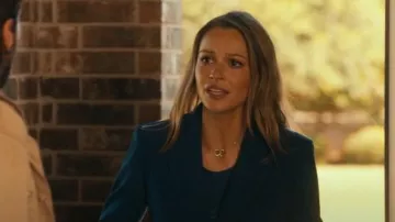 Collier Swarovski Dextera porté par Rebecca Falcone (Kayla Wallace) tel que vu dans Landman (S02E09)