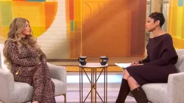 Vestido Maxi ajustado de manga larga con estampado de leopardo desnudo y cuerpo ajustado por Aubrey O'Day, visto en CBS Mornings el 23 de diciembre de 2025