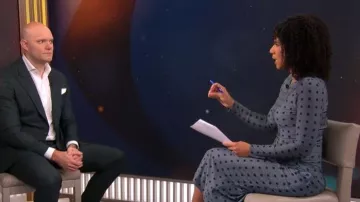 Vestido lápiz drapeado de lunares de Arias New York llevado por Adriana Díaz visto en CBS Mornings el 30 de diciembre de 2025