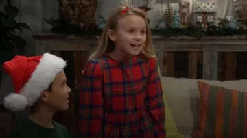 Vestido Boden Madeline en tartán rojo usado por Kelly Spencer (Sophia Paras McKinlay) como se ve en The Bold and the Beautiful el 23 de diciembre de 2025