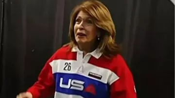 El Today Show 2026 Hoda Kotb Team USA Jersey de Polo (Hoda Kotb) en Today Show en Today Show