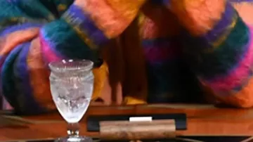 Cárdigan de rayas multicolor que lleva (Ron Funches) en Los traidores