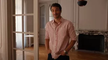 Camisa de algodón Faguo Red & Cream Signy usada por Marcello Muratori (Eugenio Franceschini) vista en Emily en París (S05E09)