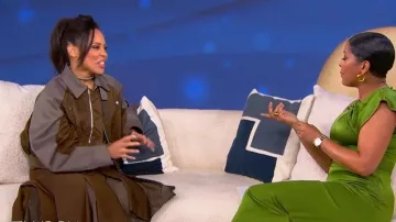 Falda de sarga de nailon Sacai llevada por vista en el Tamron Hall Show el 12 de enero de 2026