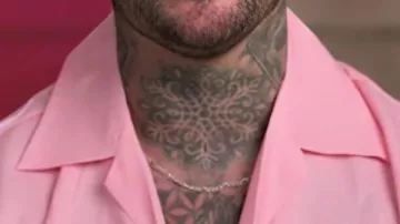 Chemise hawaïenne à motif de chien rose portée par (Merlin Griffiths) au First Dates Beach Club