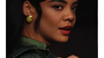 Trench Coat Green Snake de Tessa Thompson à lui et à elle porté par Anna Andrews (Tessa Thompson) tel que vu dans HIS & HERS (S01E01)