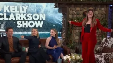 Nadine Merabi Beatrice Flare Leg Brousers llevados por Kelly Clarkson tal como se ve en The Kelly Clarkson Show el 19 de diciembre de 2025