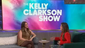 Des_Phemmes Mini vestido de ante sintético bordado que lleva Camilla Luddington, visto en The Kelly Clarkson Show el 12 de enero de 2026