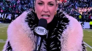 Erin Andrews Fur Jacket Erin Andrews’ Coat Steals NFL Spotlight: Fans Can’t Believe It!???? LIVE BREAKING NEWS