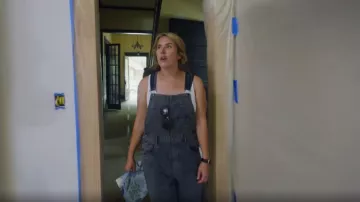 Mono vaquero con dobladillo Ziggy de Free People usado por Erin Napier en Home Town (temporada 10, episodio 2)