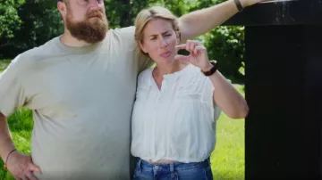 Gap Ruffle Pintuck Crop Top worn by Erin Napier as seen in Home Town (S10E02)