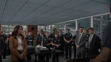 Théorie : T-shirt à manches longues Riduro porté par Angela Lopez (Alyssa Diaz) tel que vu dans The Rookie (S08E02)