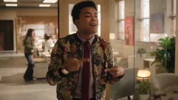 Chaqueta bomber estilo tapiz Le 31 llevada por Evan (Alexander Nunez) como se ve en Pequeños Goles Alcanzables (S02E01)