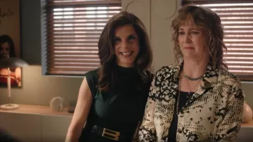 Judith y Charles Jennifer Blusa llevada por Julie (Jennifer Whalen) como se ve en Pequeños objetivos alcanzables (S02E01)