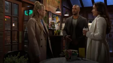 Kensie abrigo peacoat melange de lana sintética cruzado que lleva Claire Grace (Hayley Erin) como se ve en The Young and the Restless el 10 de enero de 2026