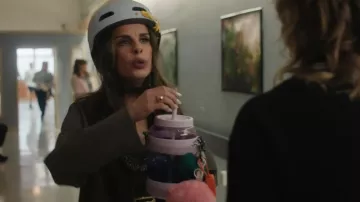 Jarra de agua de 80 oz de Reduce WaterDay usada por Kris (Meredith MacNeill) como se ve en Small Achievable Goals (temporada 2, episodio 2)