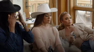 Chloe Logo Pull en laine et soie porté par Ashley Darby tel que vu dans The Real Housewives of Potomac (S10E14)