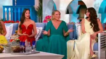 Vestido de seda plissé drapeado de un solo hombro Marmar Halim llevado por Bronwyn Newport como se ve en Las verdaderas amas de casa de Salt Lake City (S06E17)