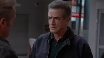 Chaqueta de cubierta Bower de la Marina de la RRL usada por el Jefe de Batallón Dom Pascal (Dermot Mulroney) vista en Chicago Fire (S14E08)