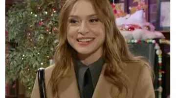 El joven y el inquieto Claire Grace Camel Long Coat que lleva (Hayley Erin) en El joven y el inquieto