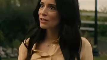 Chemisier en soie beige Louisa Gavin de Best Medicine S1 porté par Louisa Glasson (Abigail Spencer) dans Best Medicine