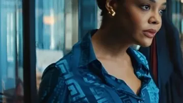 Blasier en soie bleue porté par (Tessa Thompson) tel que vu dans His & Hers 2026