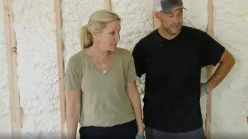 XCVI Rajni V Neck Cinchable Hem Tee worn by Jenny Marrs as seen in Fixer to Fabulous (S07E07)