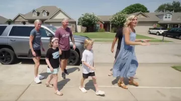 Sezane Isabelle Clogs Smooth Camel worn by Jenny Marrs as seen in Fixer to Fabulous (S07E07)